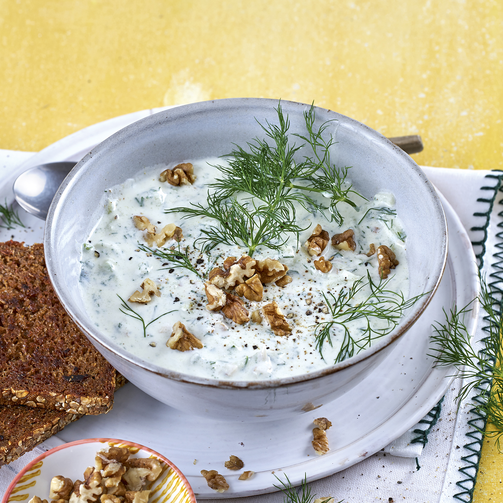 4 21 Kalte Gurkensuppe Mit Roestbrot 1600x1600px