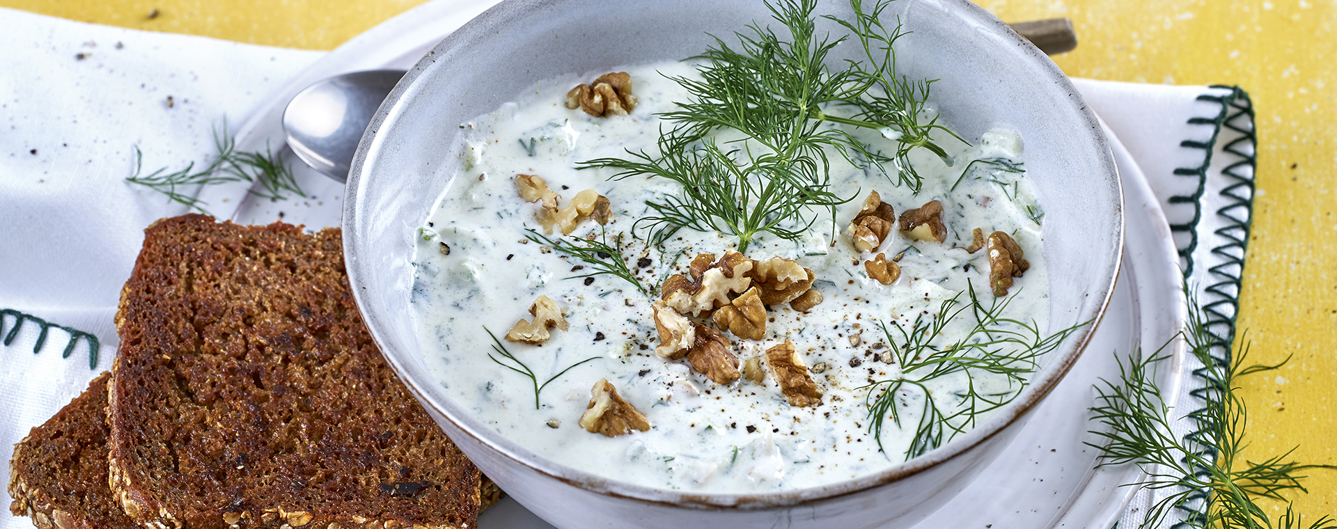 4 21 Kalte Gurkensuppe Mit Roestbrot 1920x760px