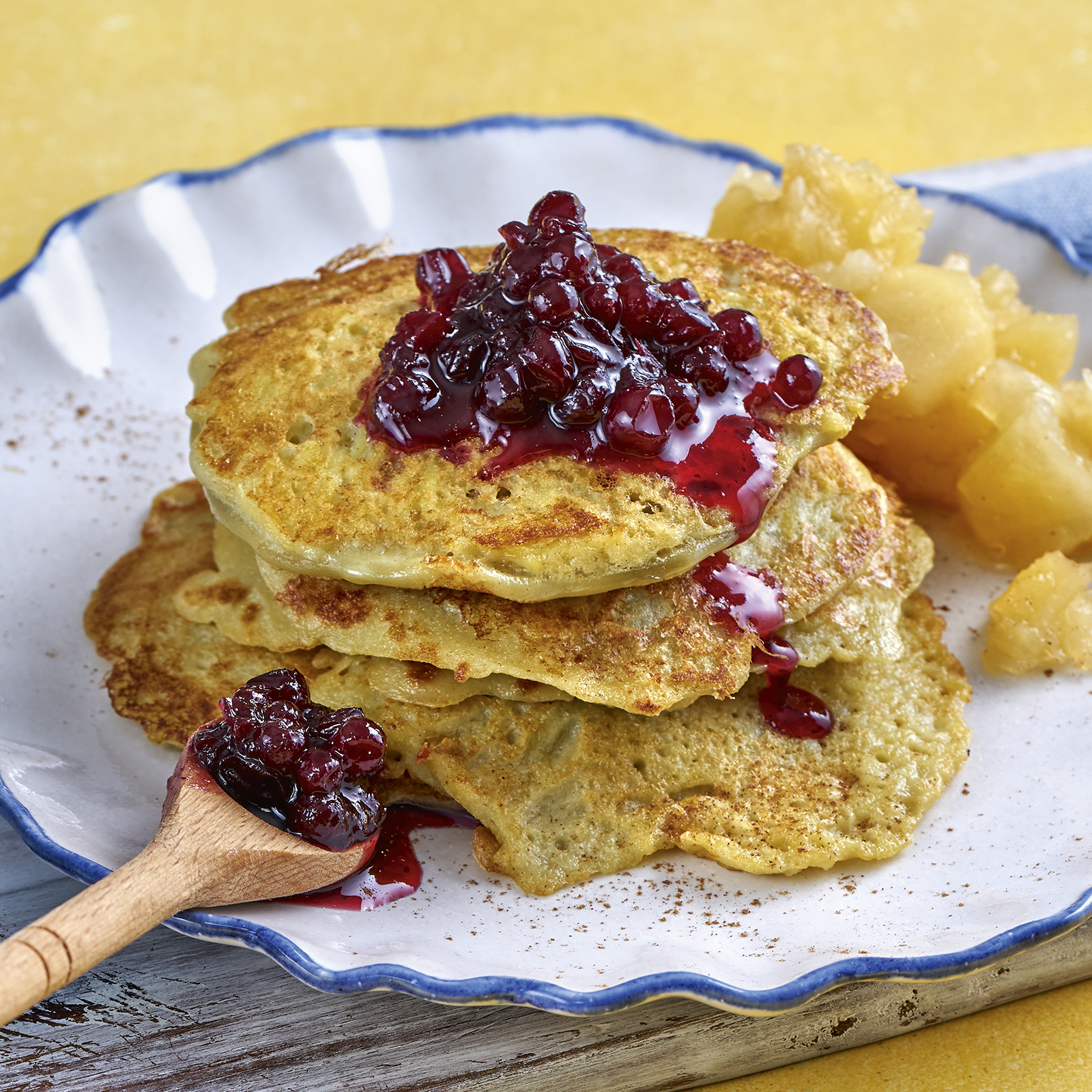 4 21 Kartoffelpfannkuchen Mit Apfelkompott Und Preiselbeeren 1600x1600px