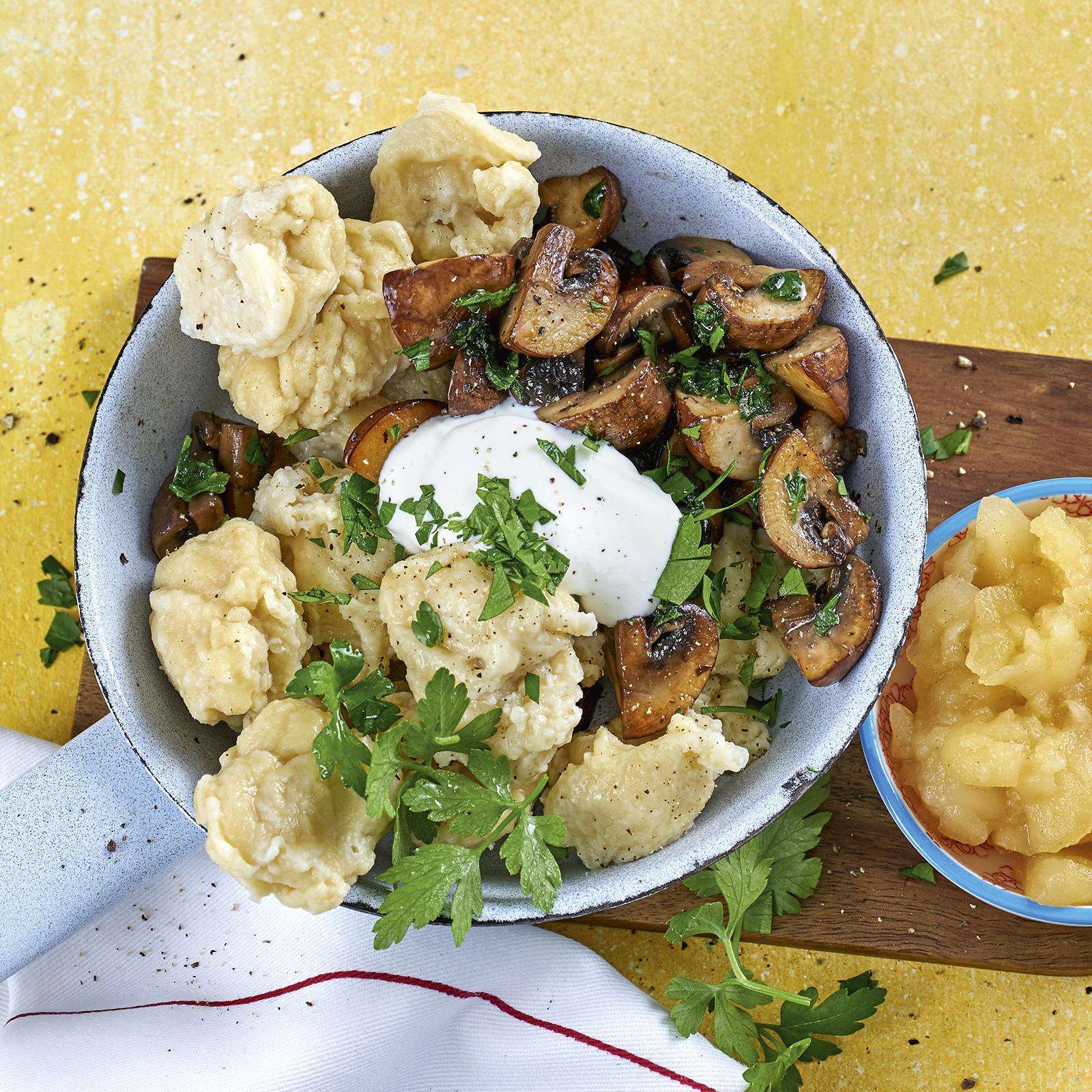 4 21 Mehlkloesschen Mit Champignons Und Apfelkompott 1600x1600px