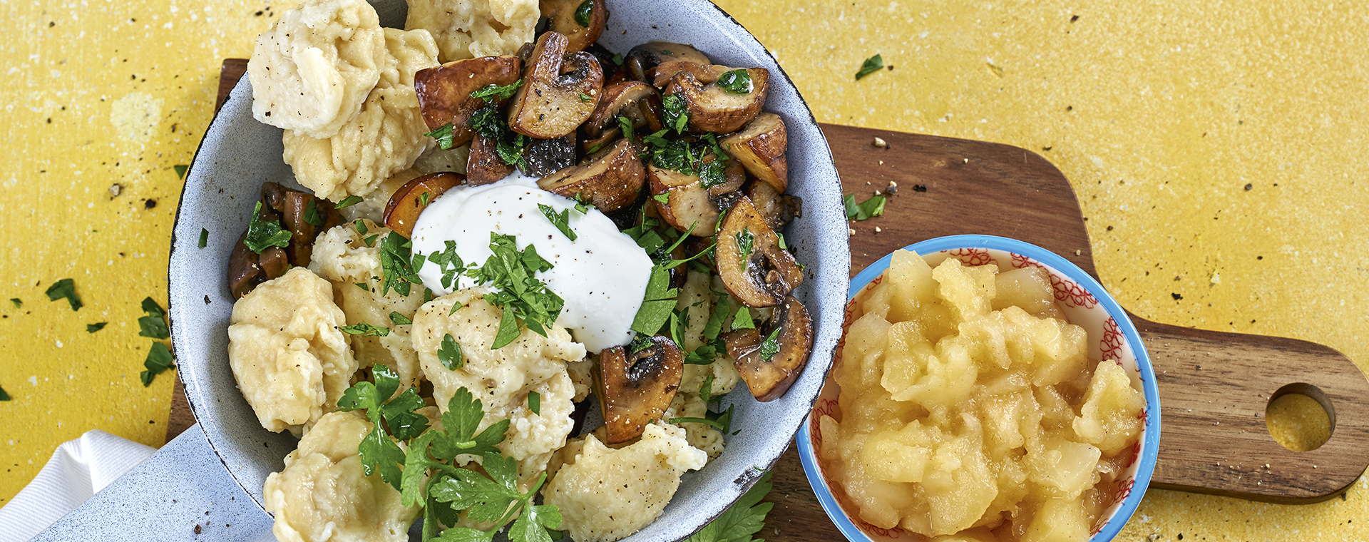 4 21 Mehlkloesschen Mit Champignons Und Apfelkompott 1920x760px