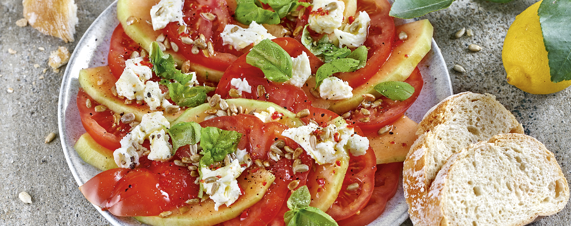 4 21 Tomaten Melonen Salat Mit Zitronen Olivenoel Dressing 1920x760px