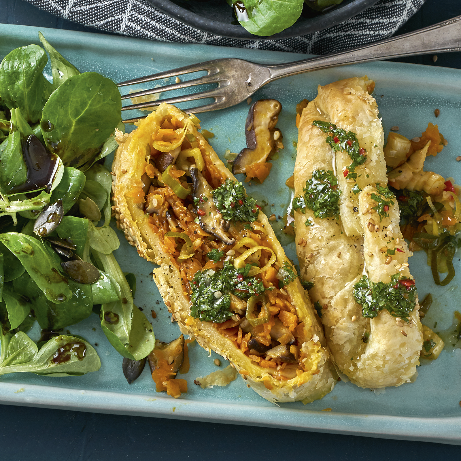 5 21 Asiatischer Kuerbisstrudel Mit Wuerzoel Und Feldsalat 1600x1600px