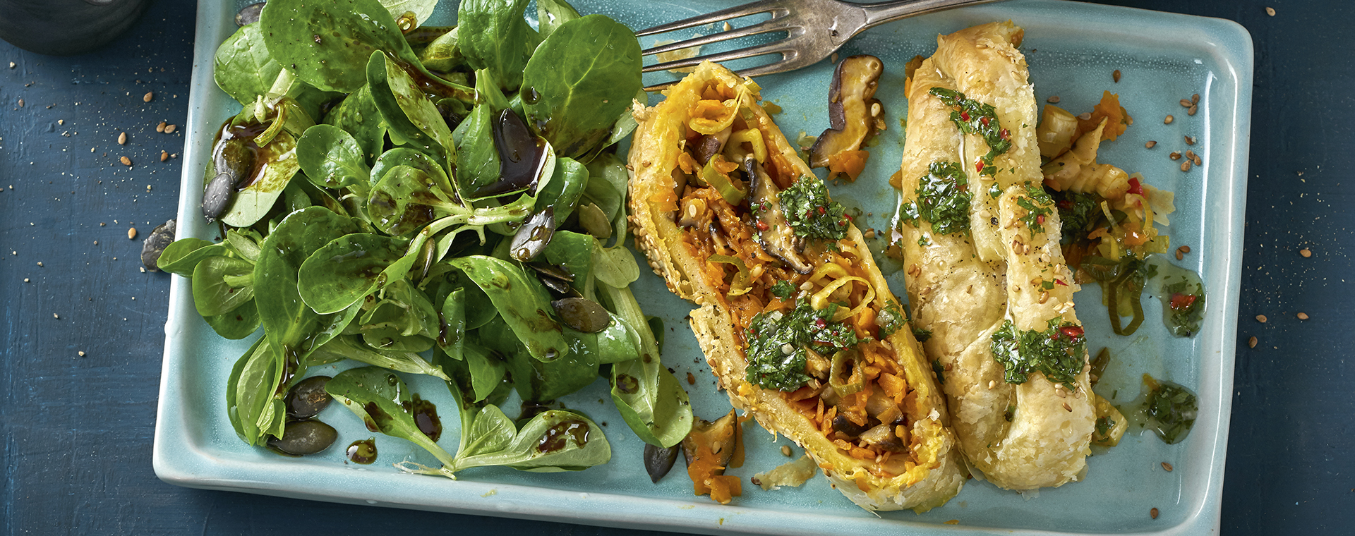 5 21 Asiatischer Kuerbisstrudel Mit Wuerzoel Und Feldsalat 1920x760px