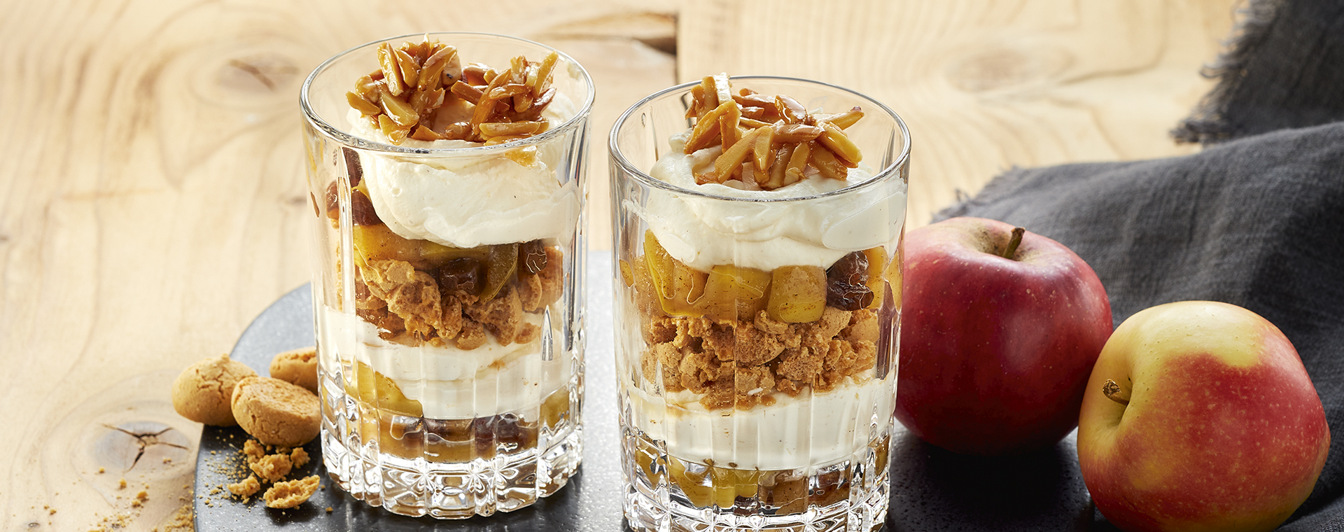 5 21 Bratapfel Schichtdessert Mit Mandelkrokant 1920x760px