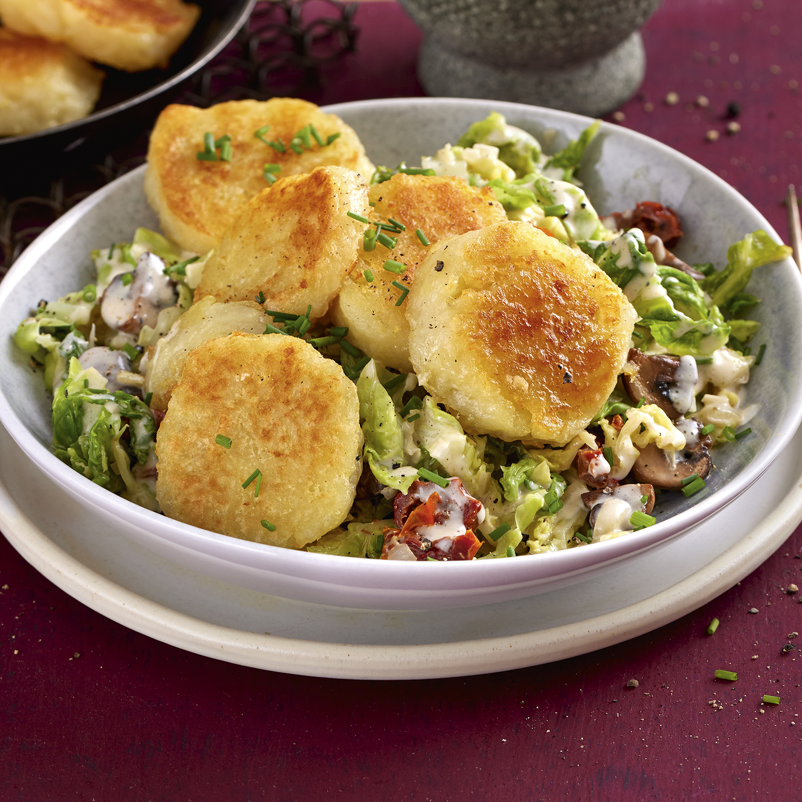 5 21 Gebratene Kartoffelknoedelscheiben Auf Wirsing Pilz Gemuese 1600x1600px