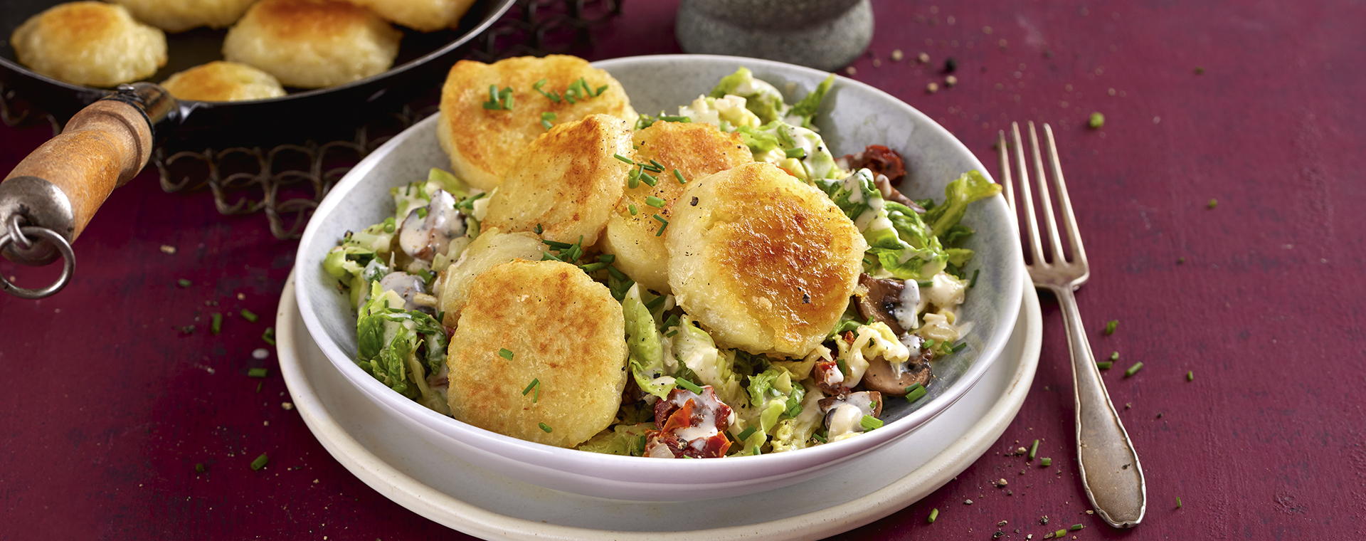 5 21 Gebratene Kartoffelknoedelscheiben Auf Wirsing Pilz Gemuese 1920x760px