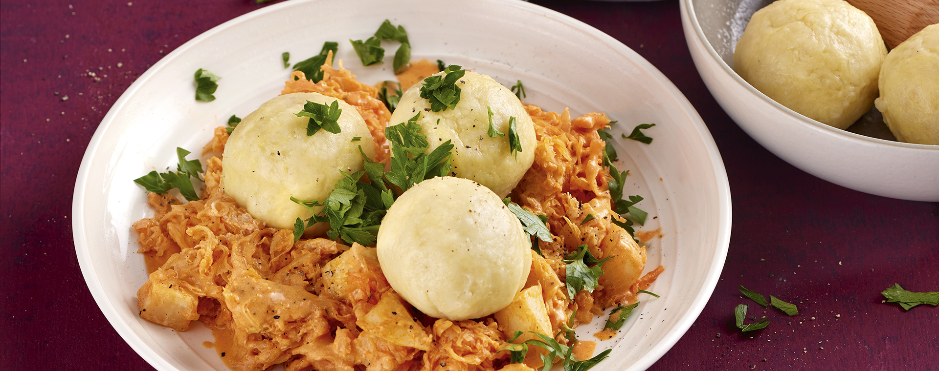 5 21 Kartoffelknoedel Mit Szegediner Sellerie Gulasch 1920x760px