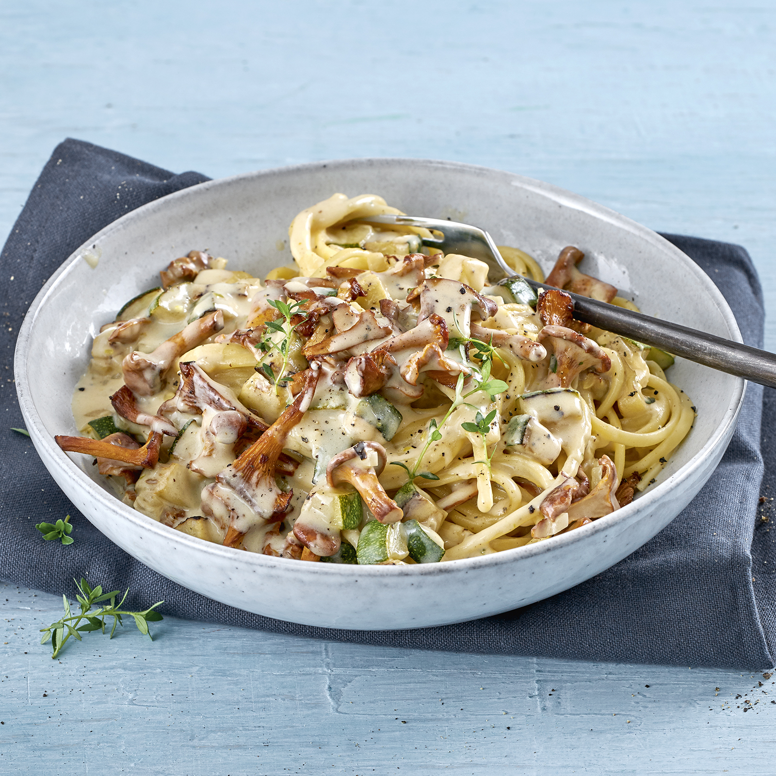 5 21 Linguine Mit Cremiger Pfifferling Zucchini Sosse 1600x1600px