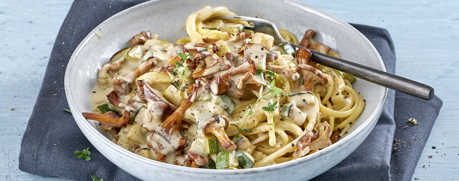 5 21 Linguine Mit Cremiger Pfifferling Zucchini Sosse 1920x760px