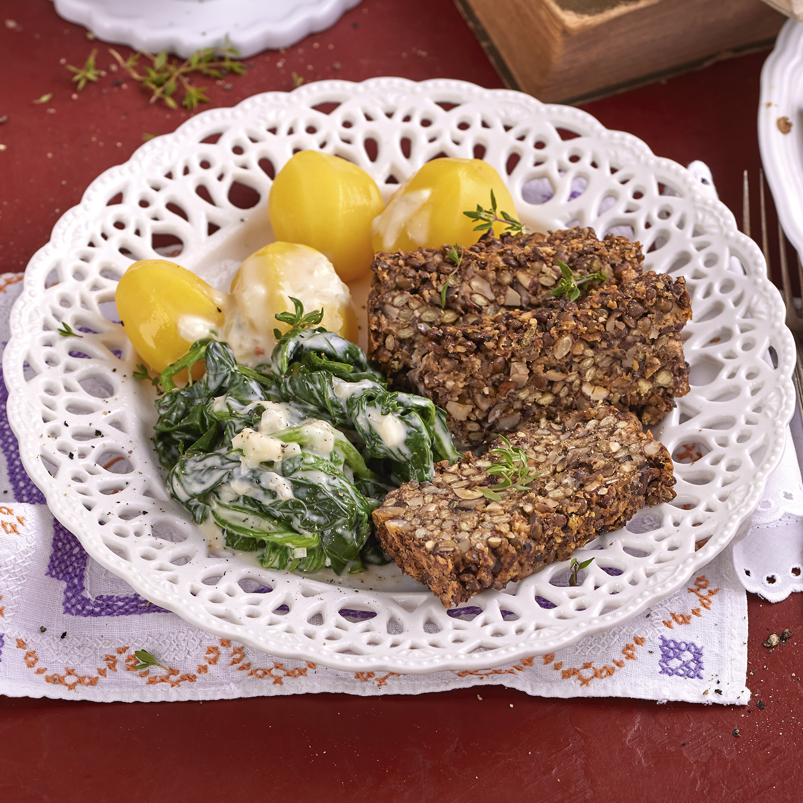 5 21 Linsen Nuss Braten Mit Salzkartoffeln Und Rahmspinat 1600x1600px