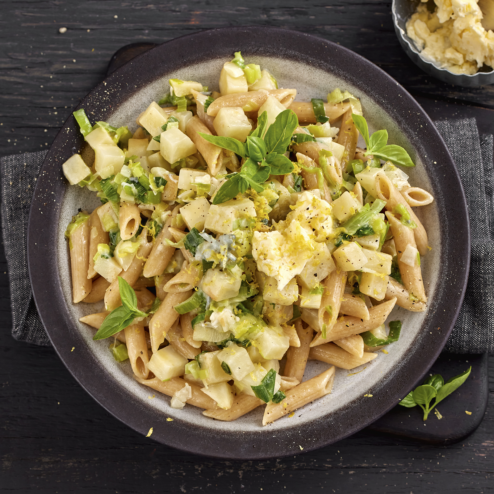 5 21 Sellerie Lauch Nudelpfanne Mit Knoblauchbutter 1600x1600px