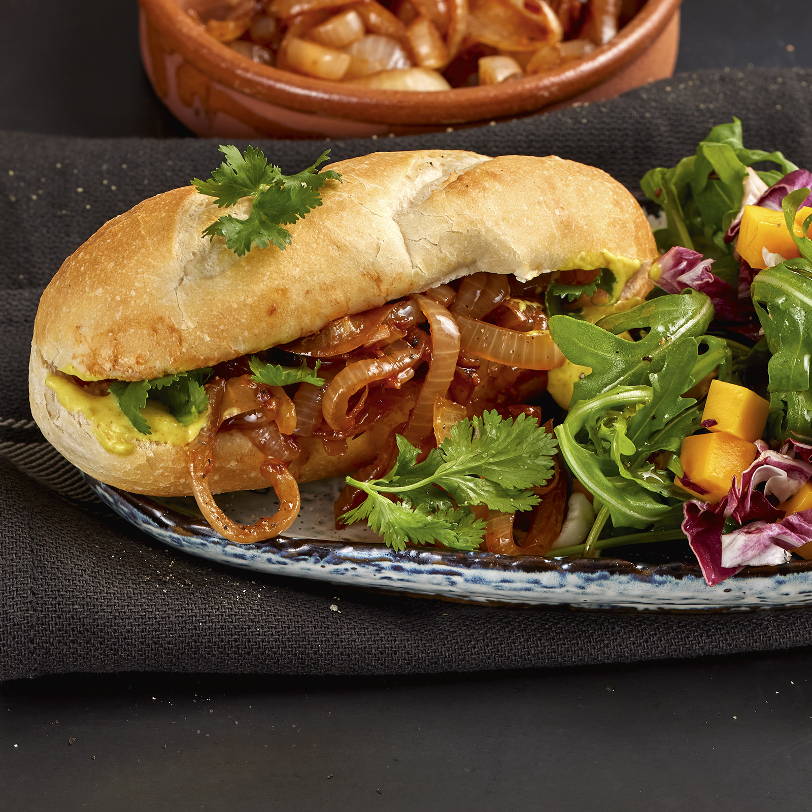 6 21 Baguette Mit Asia Zwiebeln Mangososse Und Salat 1600x1600px