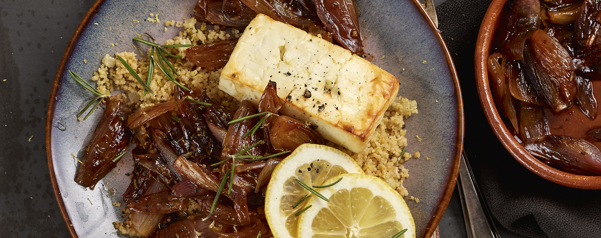 6 21 Gebackener Feta Mit Balsamico Schalotten Und Zitronen Couscous 1920x760px