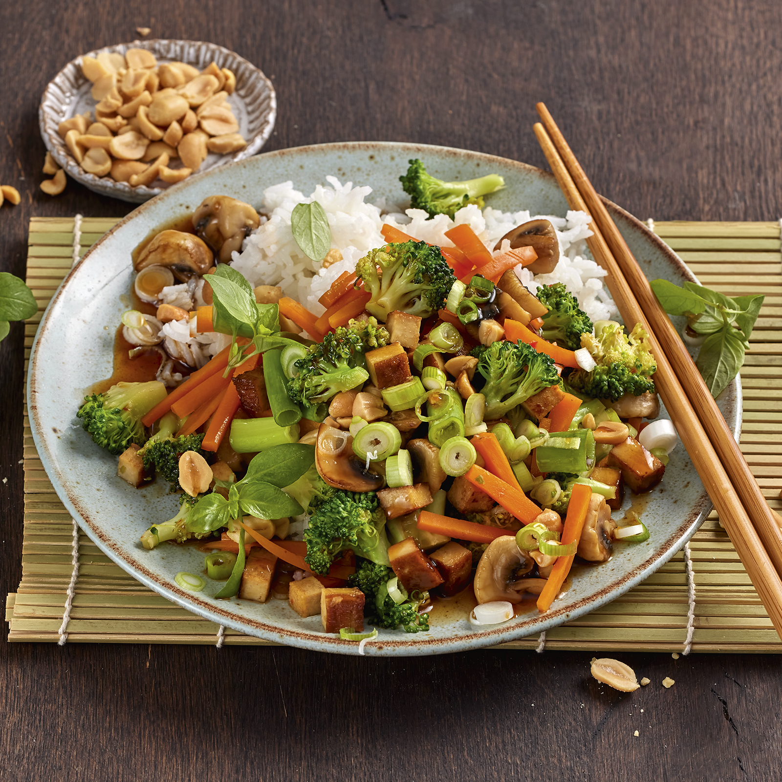 6 21 Gemuesepfanne Mit Tofu Und Nuessen 1600x1600px