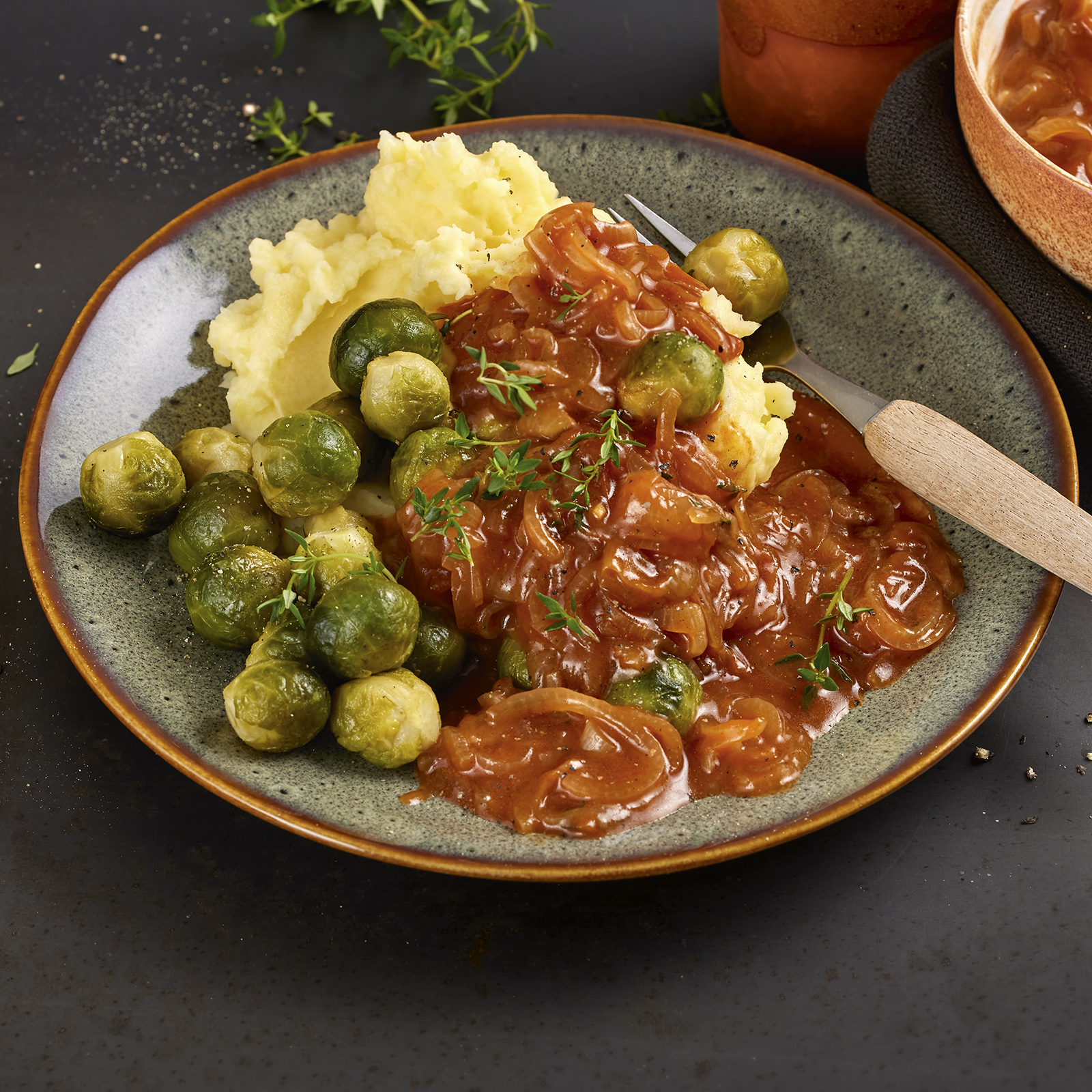 6 21 Zwiebelragout Mit Kartoffelpueree Und Rosenkohl 1600x1600px