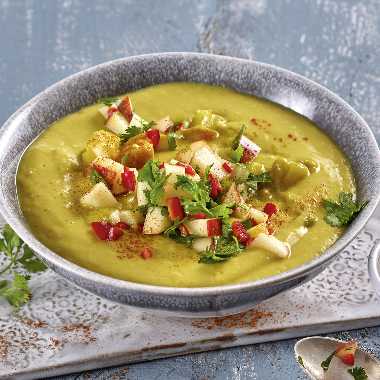 1 22 Asia Erbsensuppe Mit Apfel Koriander Topping 1600x1600px