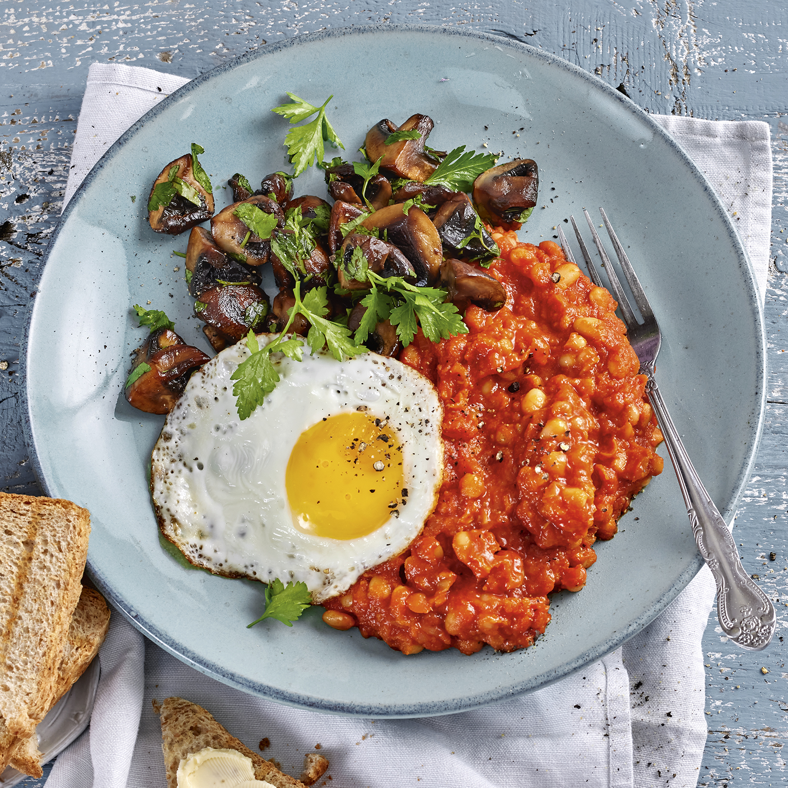 1 22 Baked Beans Mit Pilzen Spiegelei Und Toast 1600x1600px