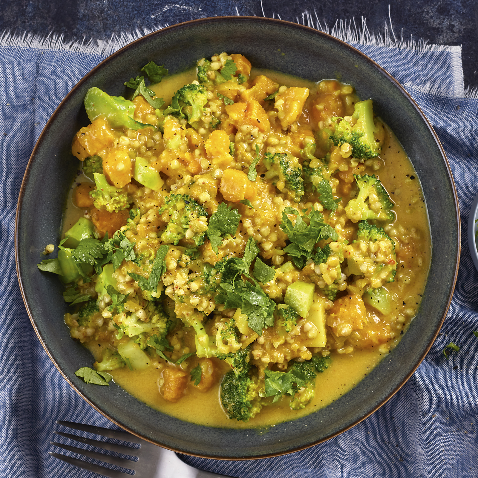 1 22 Buchweizencurry Mit Suesskartoffel Und Brokkoli 1600x1600px