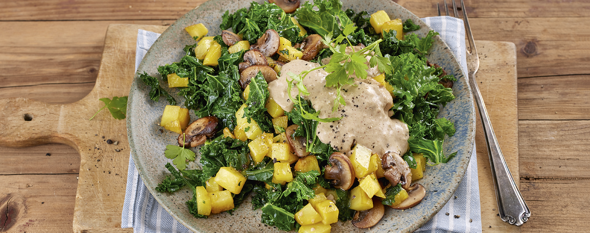 1 22 Gruenkohl Kartoffel Pfanne Mit Steinpilz Mandel Sosse 1920x760px