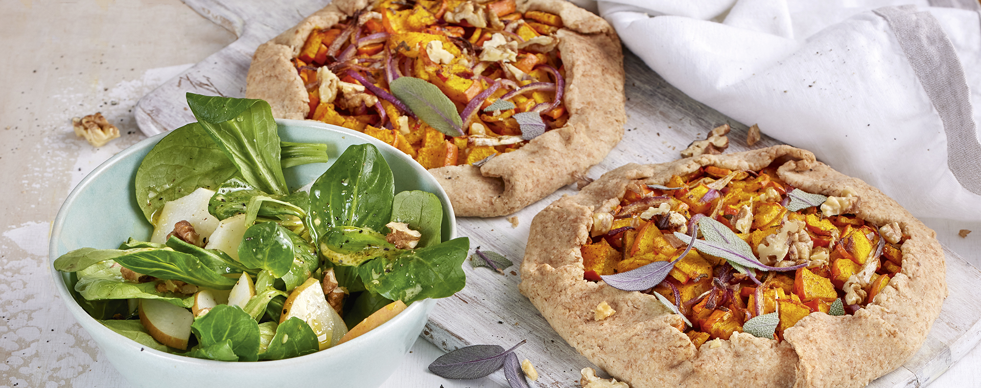 1 22 Kleine Kuerbis Salbei Galettes Mit Birnen Feldsalat 1920x760px