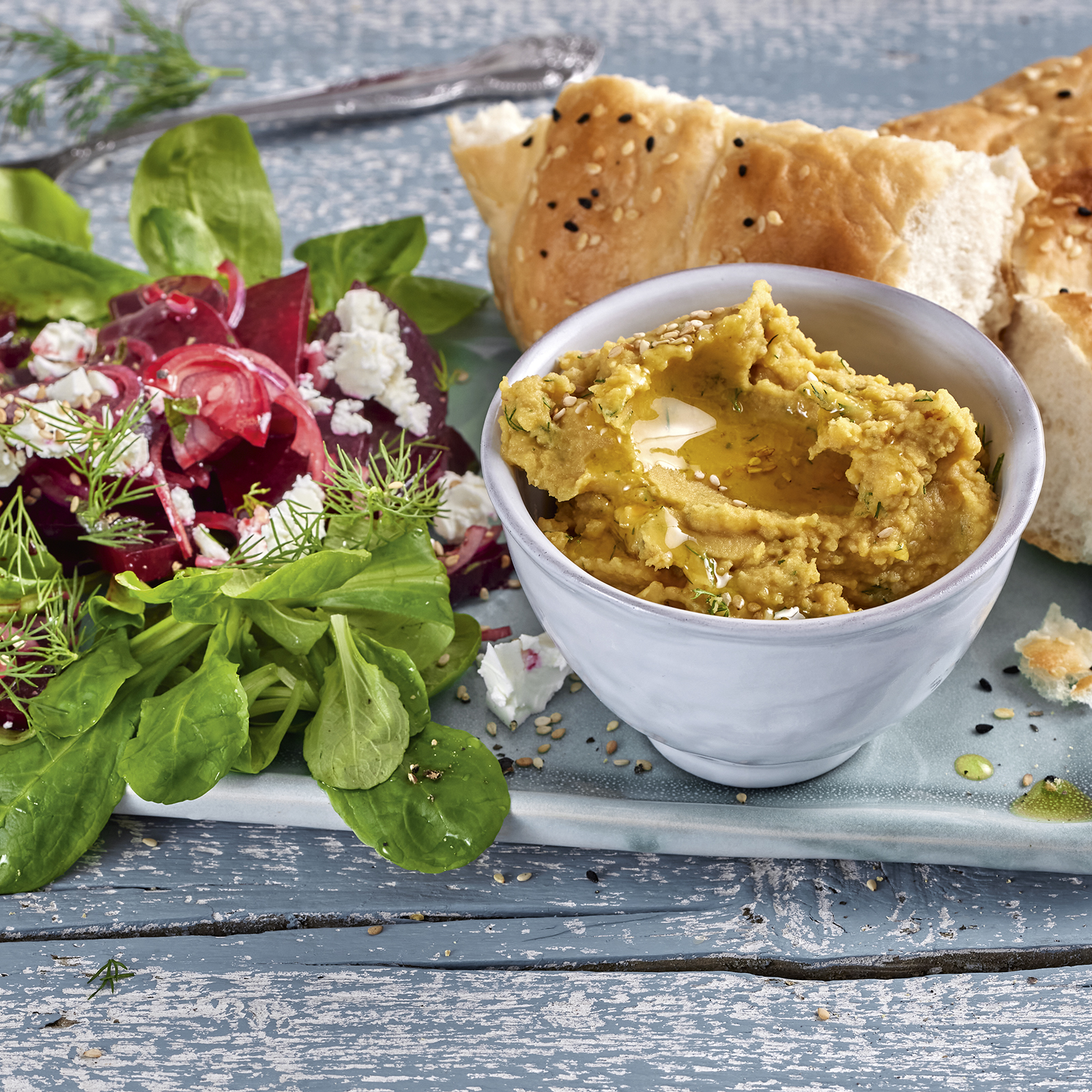 1 22 Linsenhummus Mit Rote Bete Salat Und Fladenbrot 1600x1600px