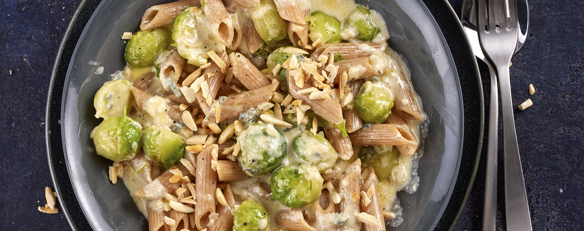 1 22 Nudelpfanne Mit Rosenkohl Und Blaumschimmelkaese 1920x760px