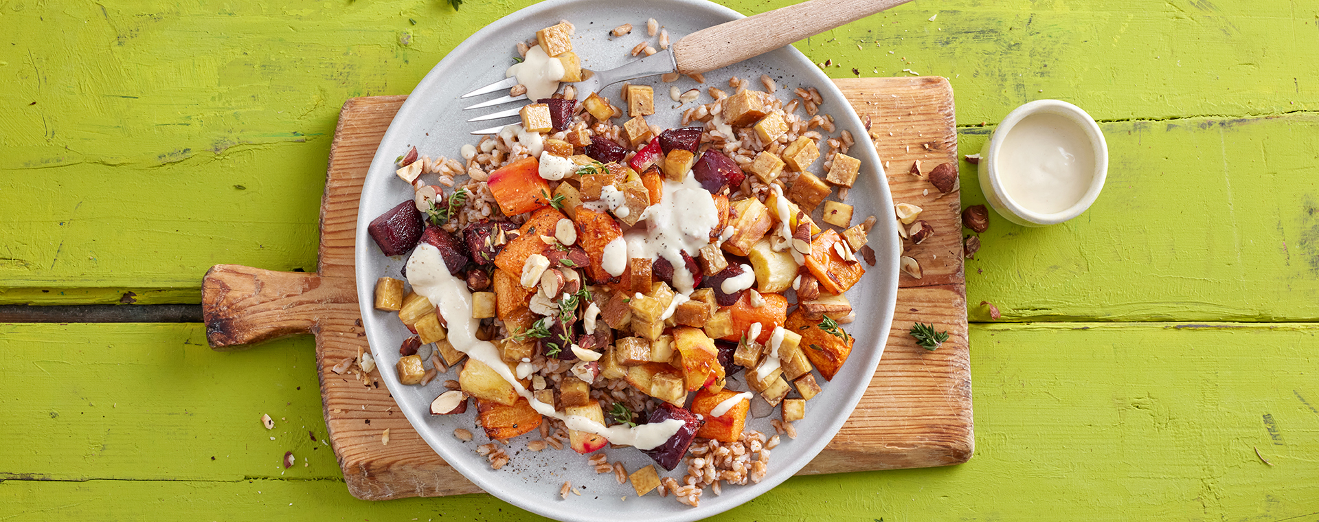 1 22 Ofen Wurzelgemuese Mit Raeuchertofu Auf Dinkel 1920x760px