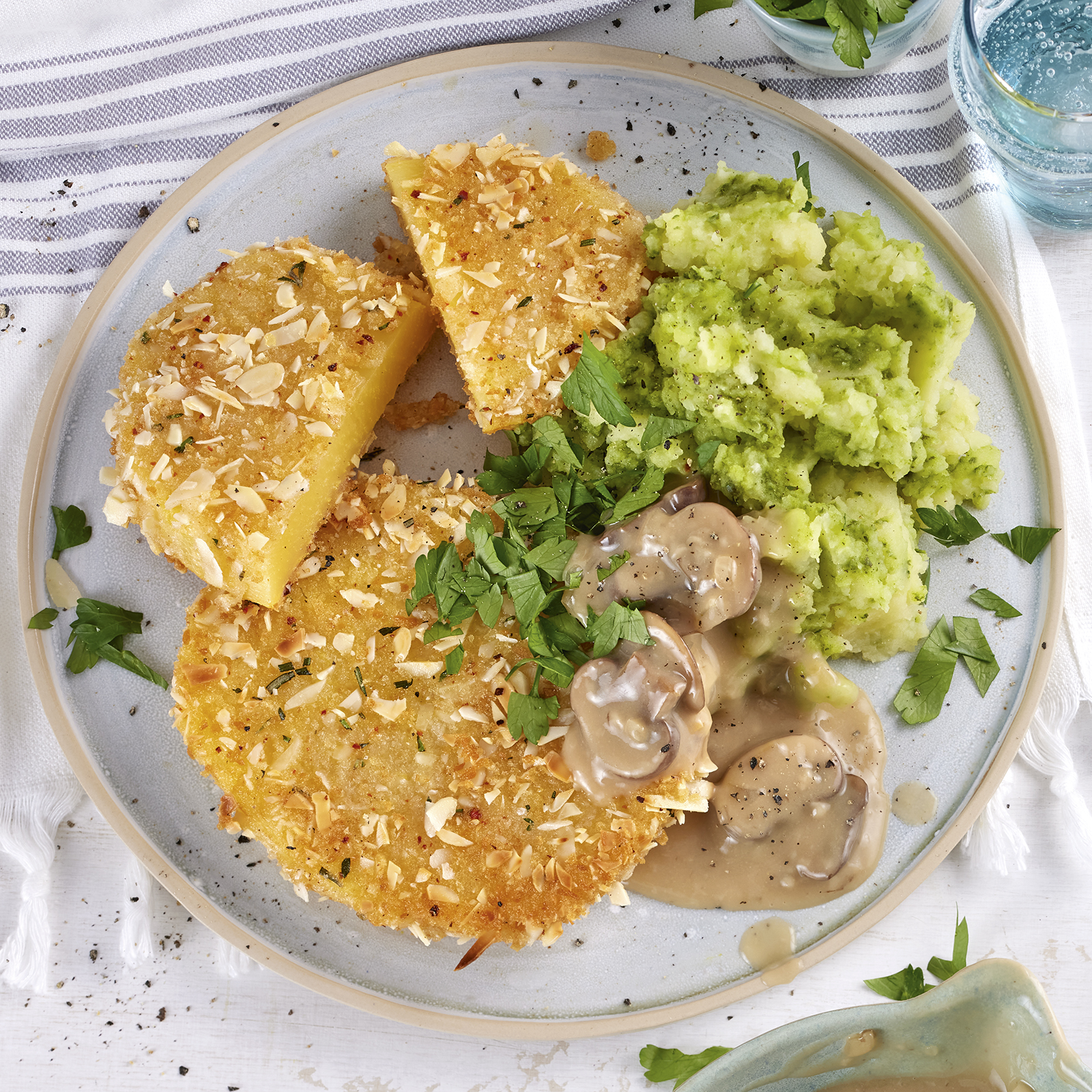 1 22 Steckruebenschnitzel Mit Petersilien Kartoffelstampf Und Pilzsosse 1600x1600px