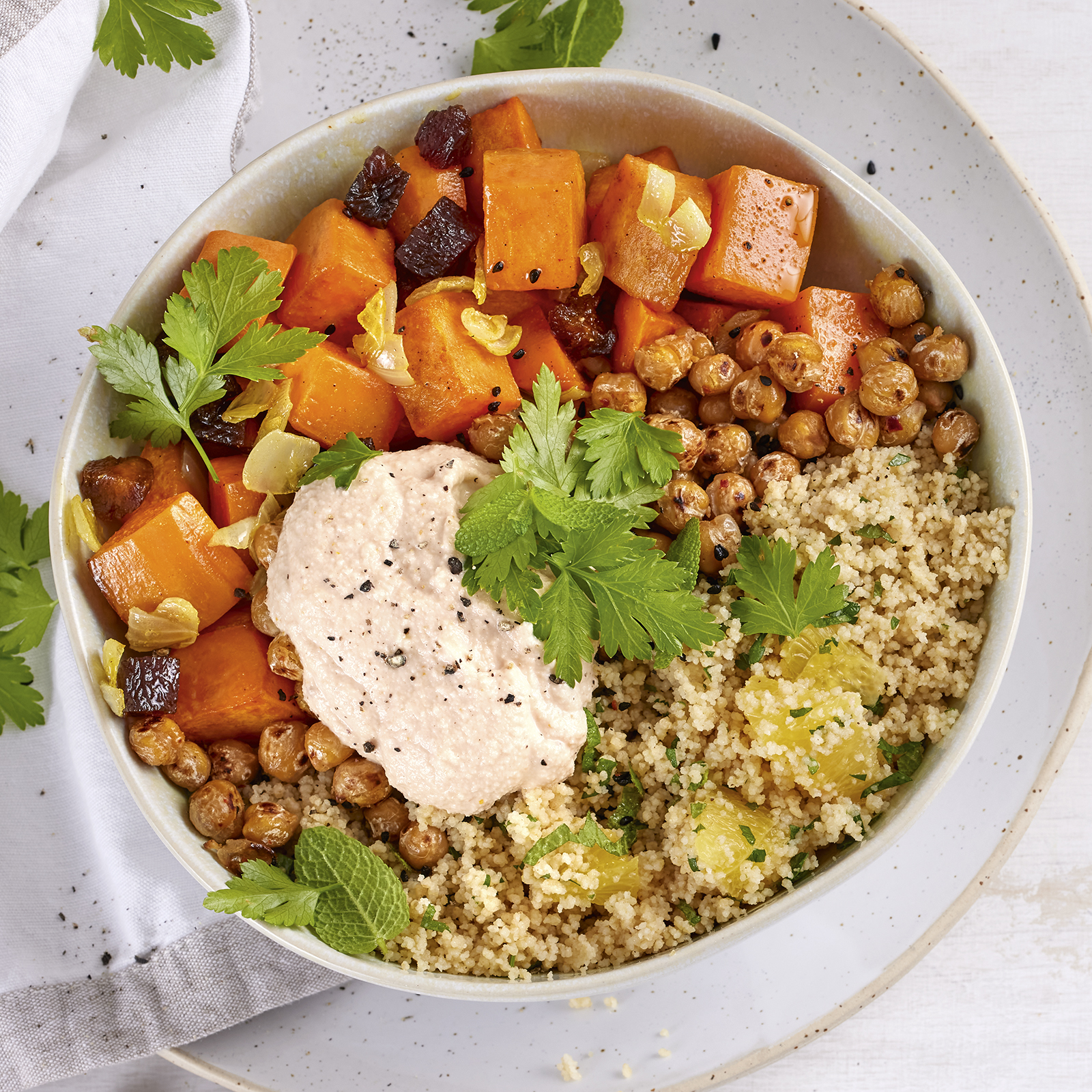 1 22 Suesskartoffel Couscous Bowl Mit Knusprigen Kichererbsen 1600x1600px