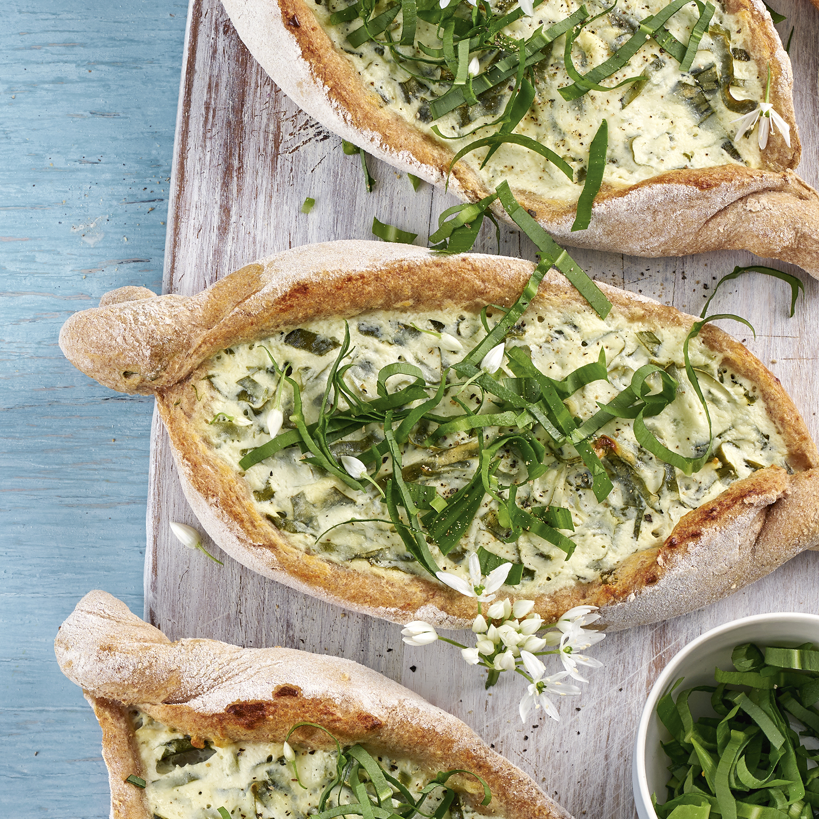 2 22 Baerlauch Ricotta Pide 1600x1600px
