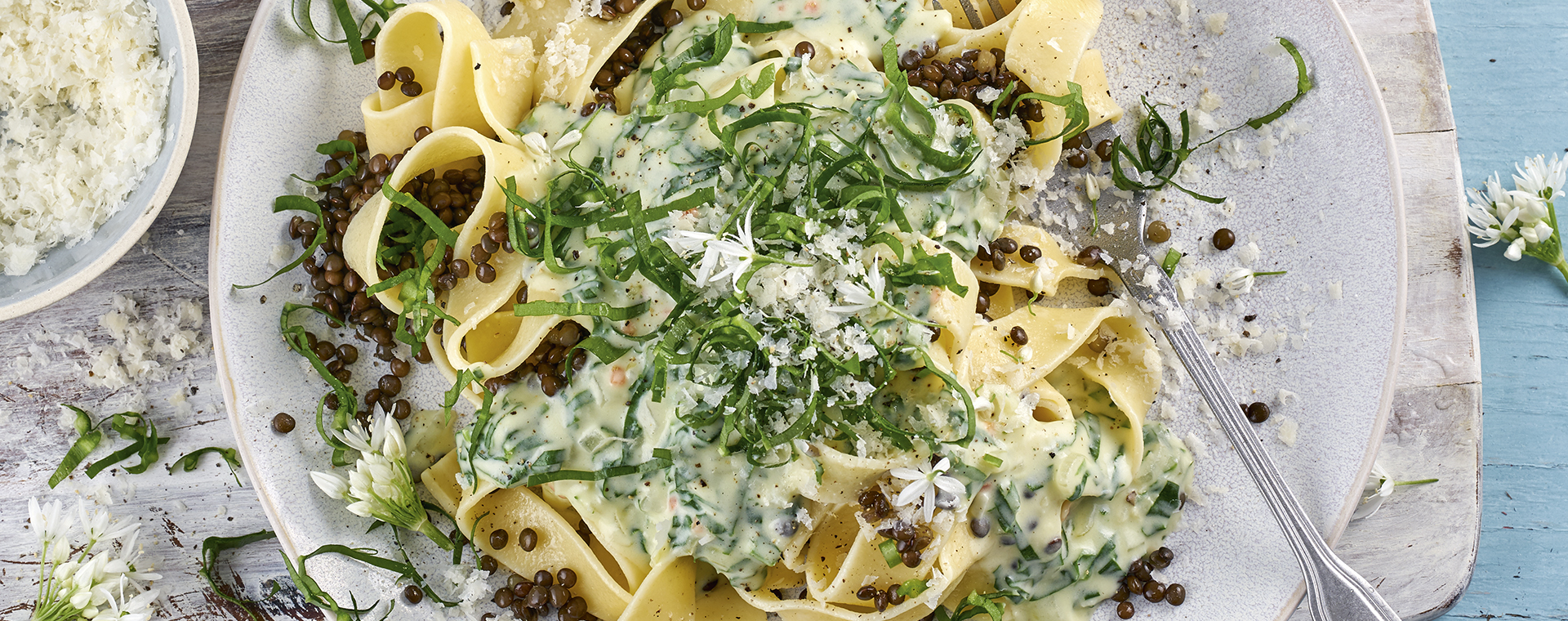 2 22 Fettuccine Mit Belugalinsen Und Baerlauch Sahnesosse 1920x760px