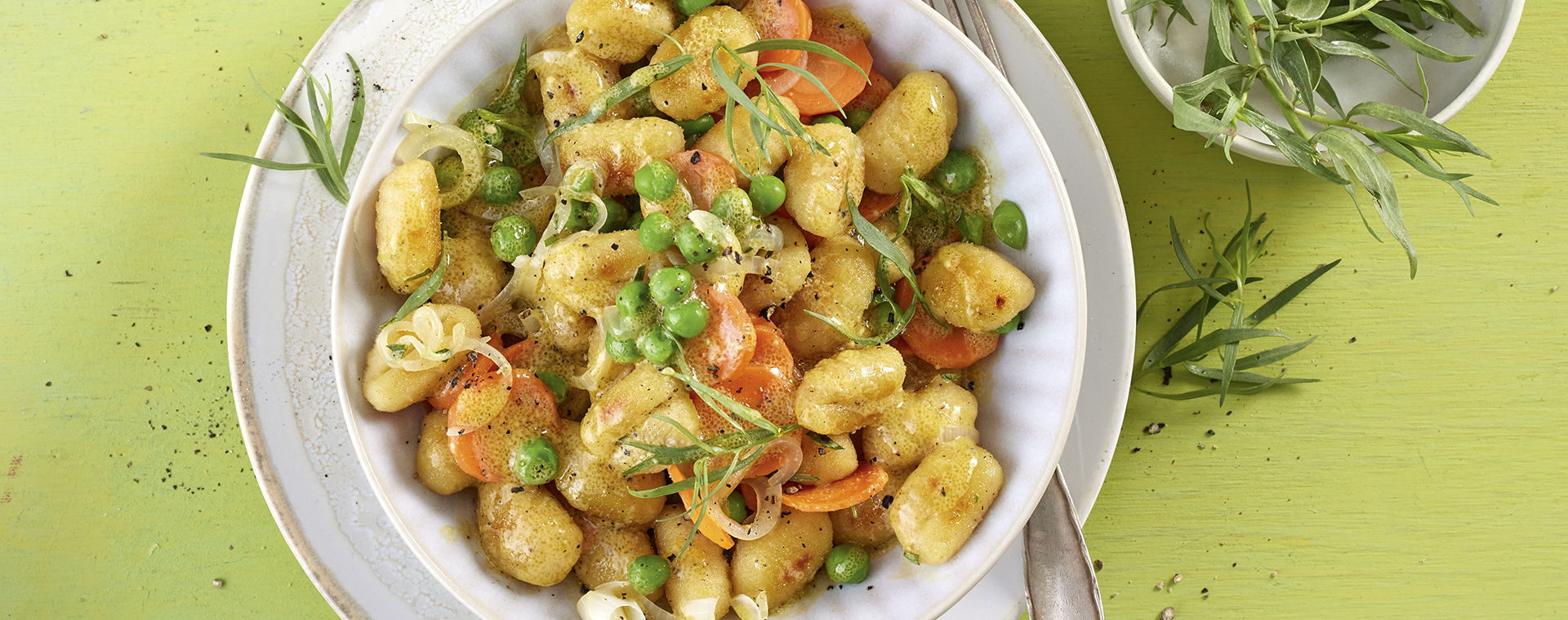 2 22 Gnocchisalat Mit Erbsen Und Moehren 1920x760px