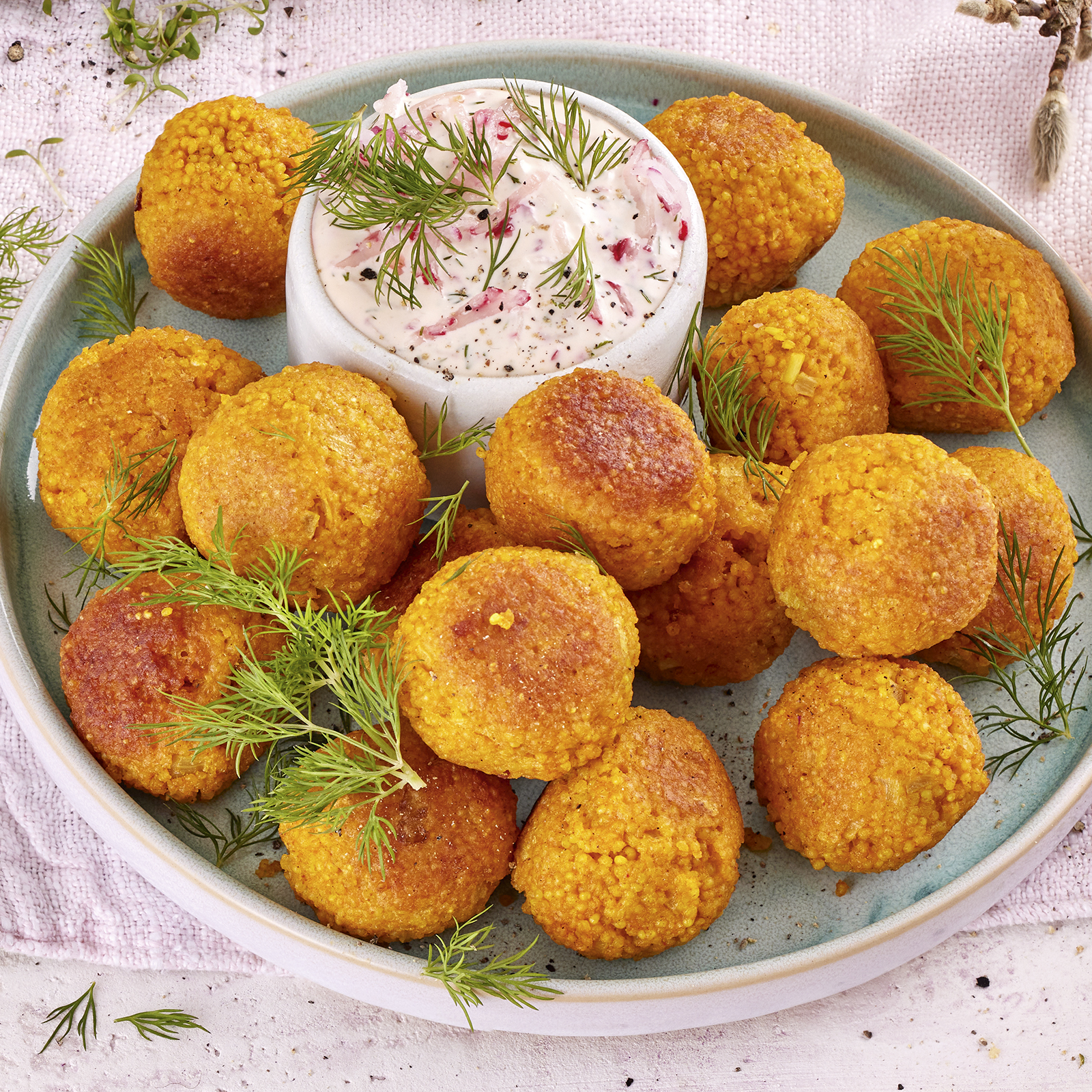 2 22 Hirsekugeln Mit Radieschen Remoulade 1600x1600px