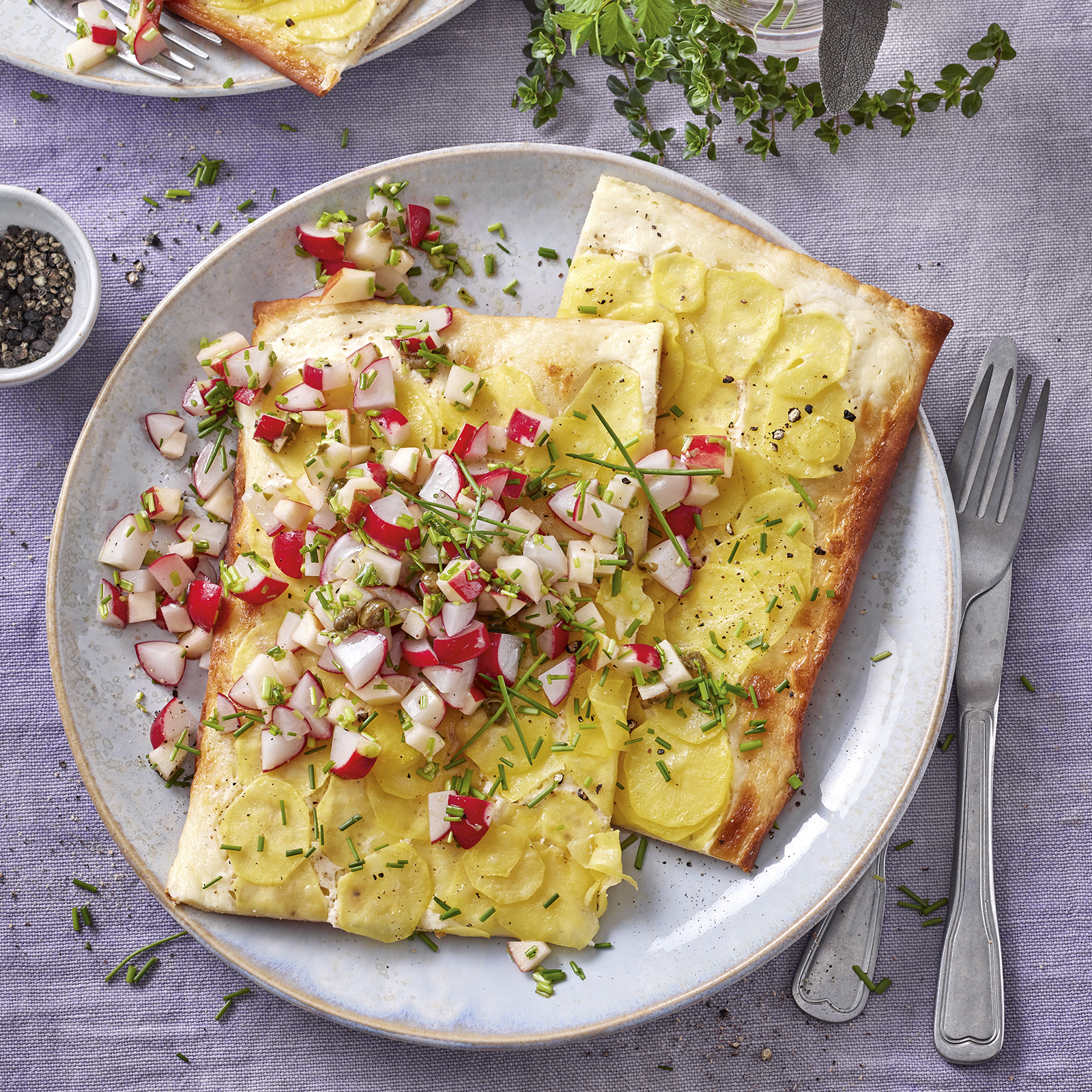 2 22 Kartoffel Flammkuchen Mit Radieschen Salsa 1600x1600px