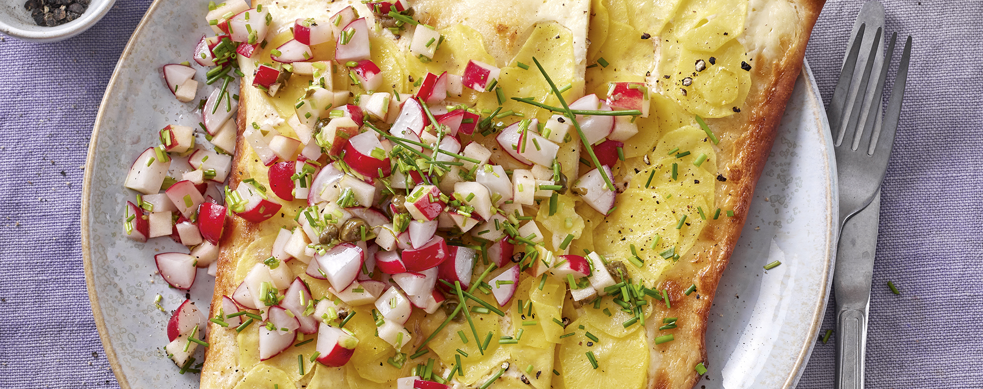 2 22 Kartoffel Flammkuchen Mit Radieschen Salsa 1920x760px