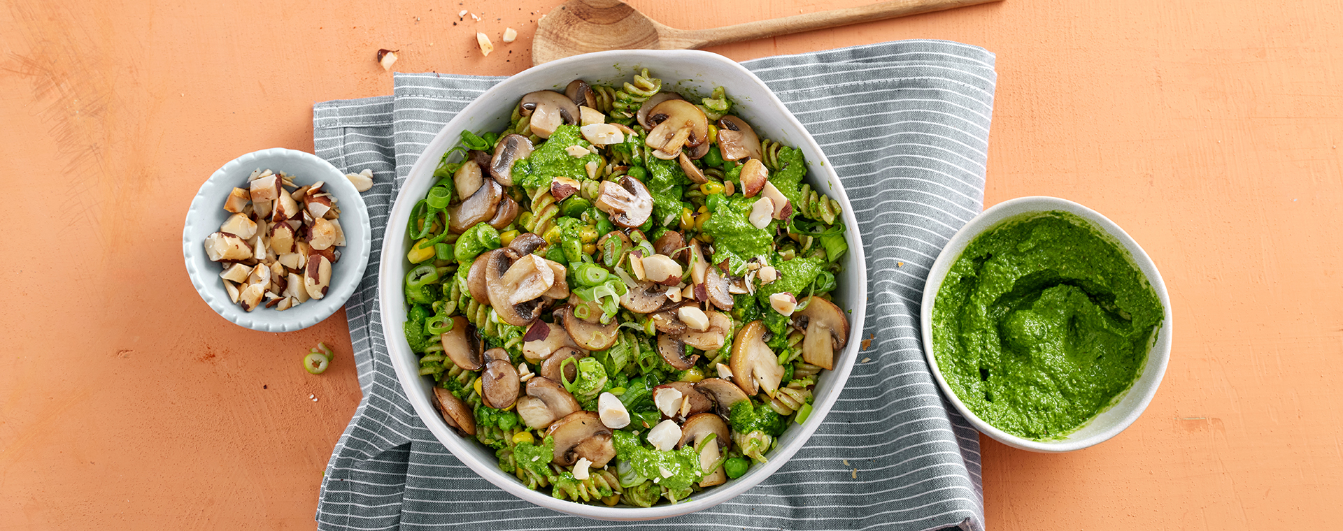 2 22 Lauwarmer Nudelsalat Mit Spinatpesto 1920x760px