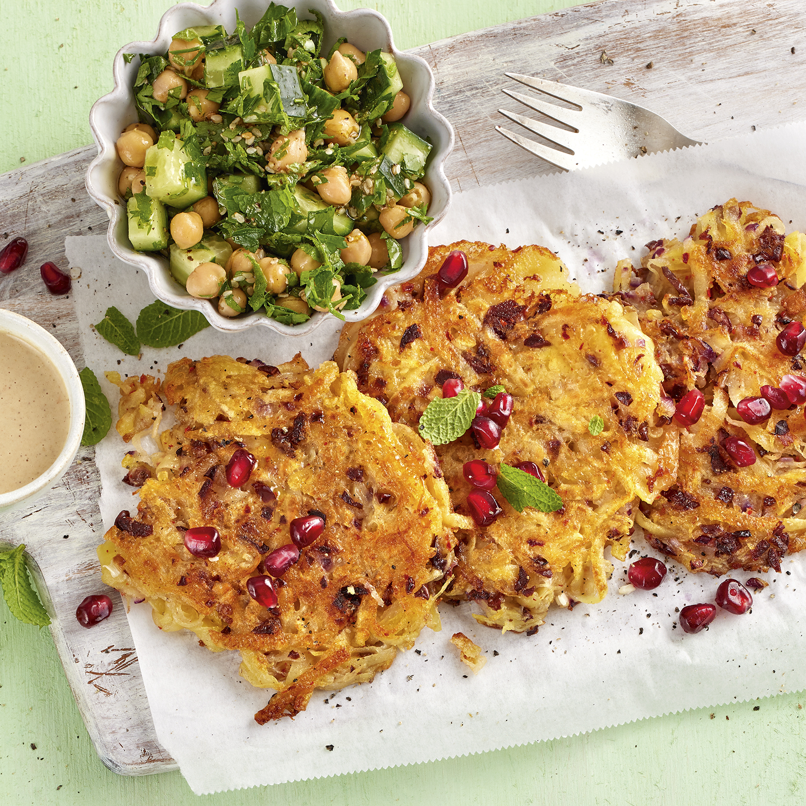 2 22 Oliven Roesti Mit Tahindip Und Kichererbsensalat 1600x1600px