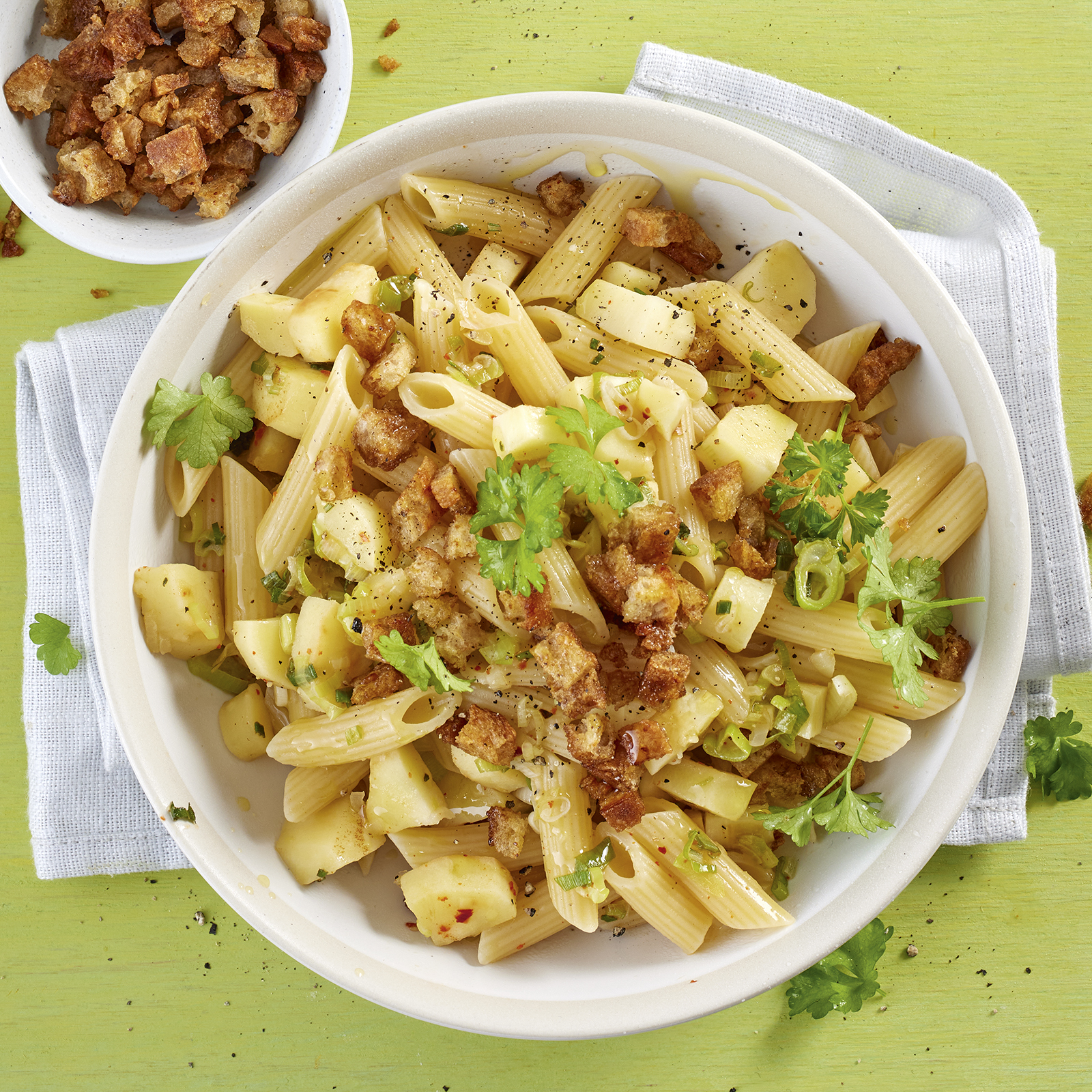 2 22 Pasta Mit Geroesteten Pastinaken Und Wuerzigen Croutons 1600x1600px