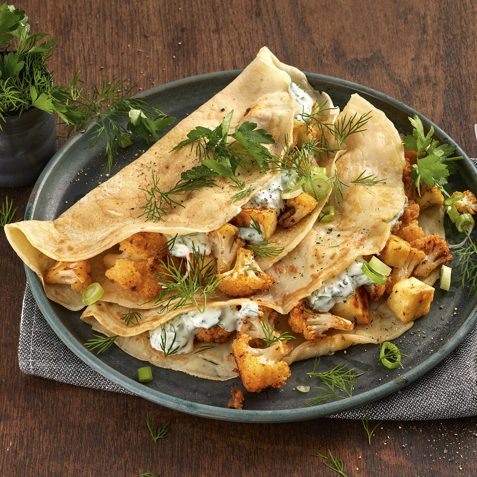 2 22 Pfannkuchen Mit Blumenkohl Halloumi Und Joghurtsosse 1600x1600px