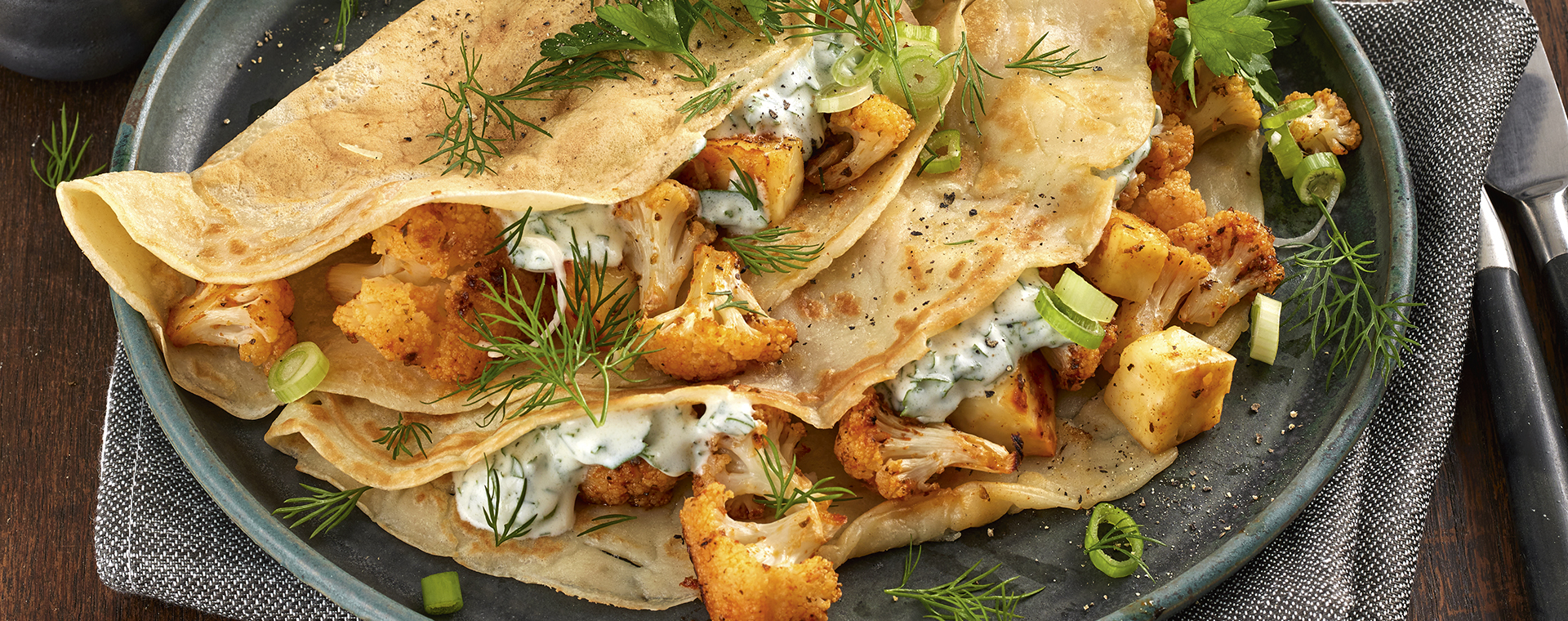 2 22 Pfannkuchen Mit Blumenkohl Halloumi Und Joghurtsosse 1920x760px