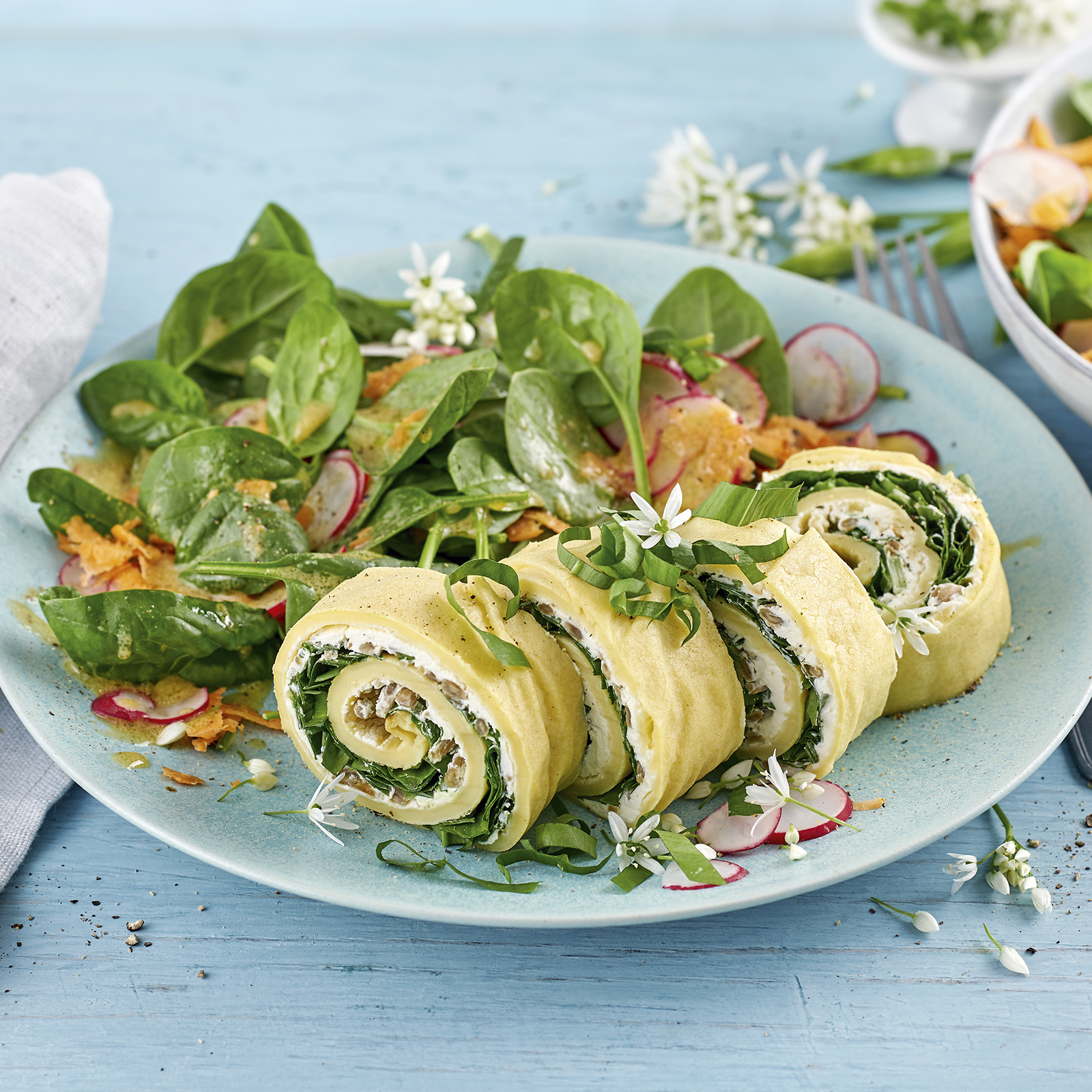 2 22 Pfannkuchenrolle Mit Baerlauch Fuellung Und Spinatsalat 1600x1600px