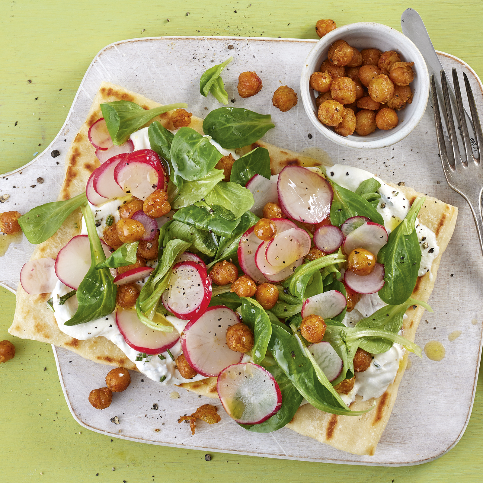 2 22 Salatpizza Mit Wuerzigen Kichererbsen 1600x1600px