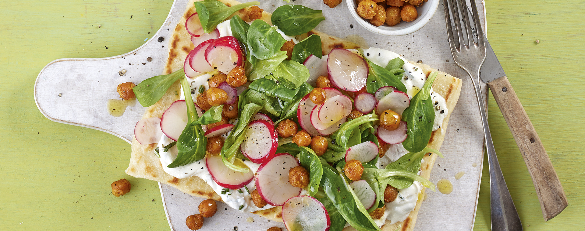 2 22 Salatpizza Mit Wuerzigen Kichererbsen 1920x760px