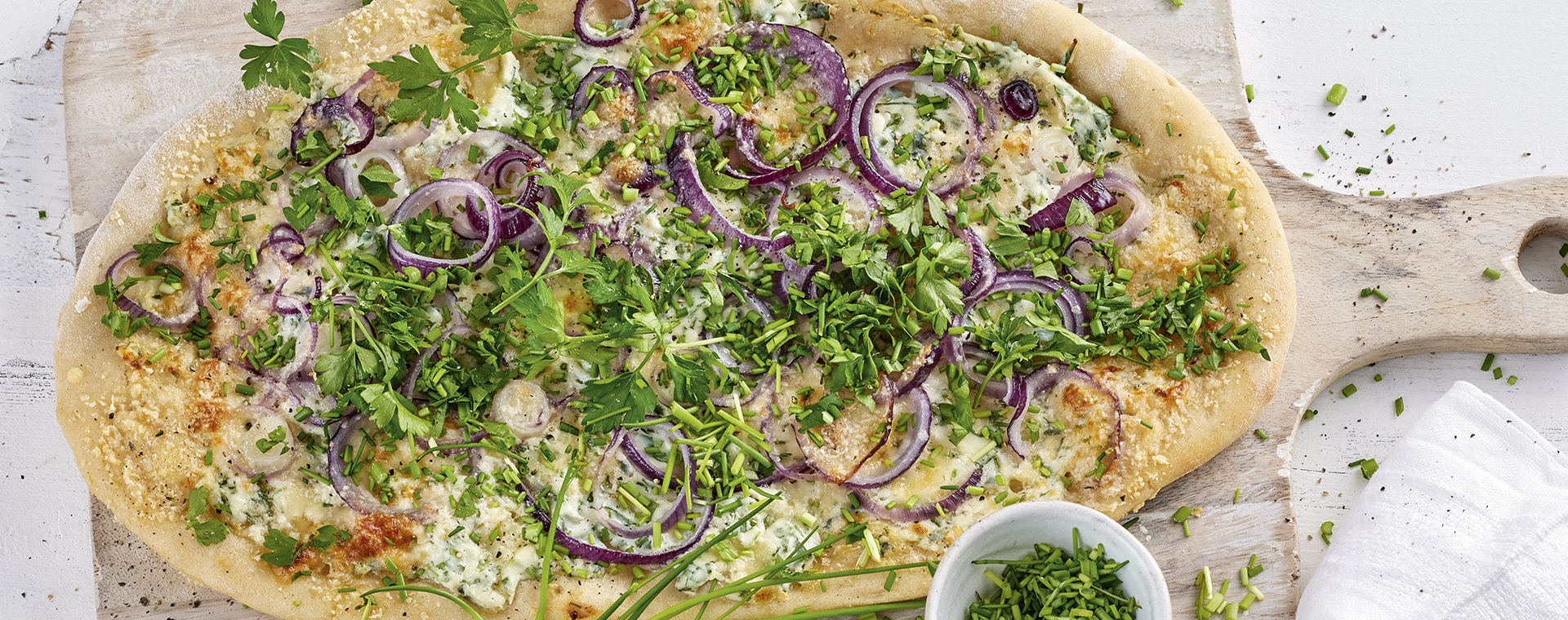 2 22 Weisse Kraeuterpizza Mit Zwiebelringen 1920x760px