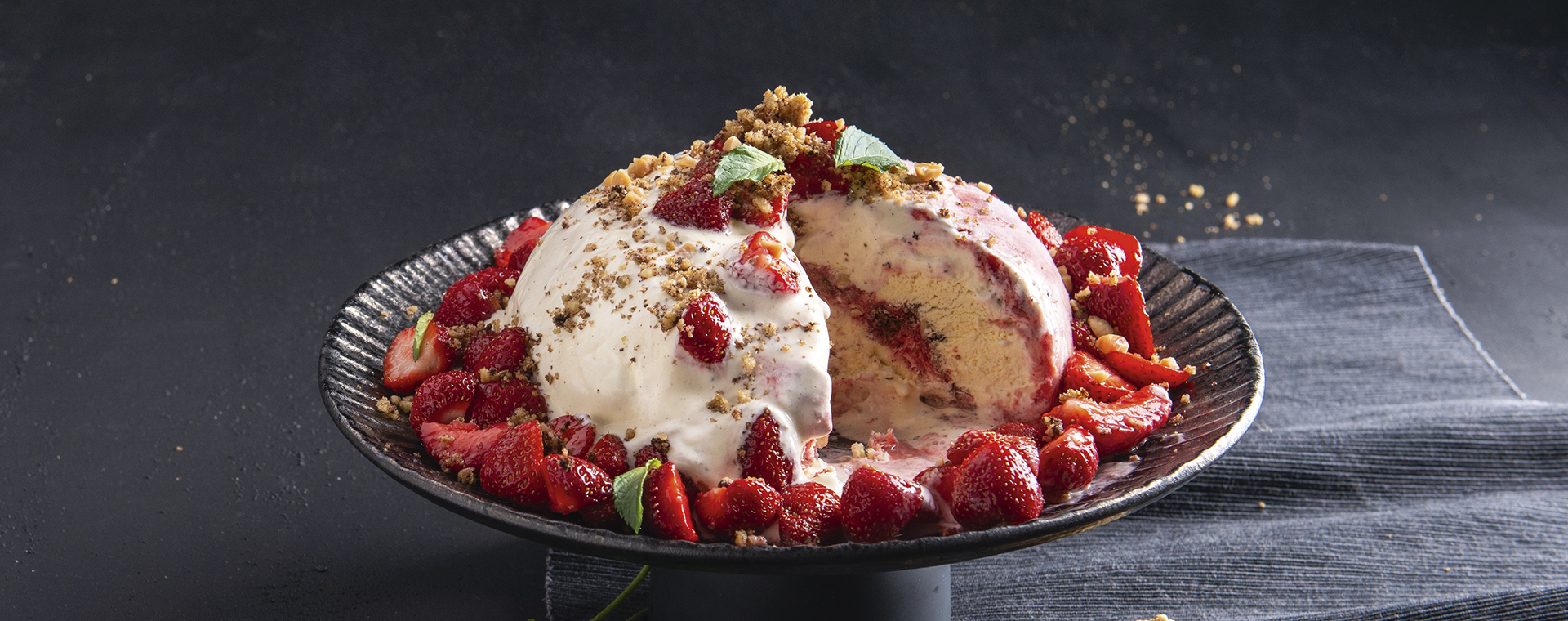 3 22 Erdbeer Eisbombe Mit Schokokeksen Und Erdnuessen 1920x760px