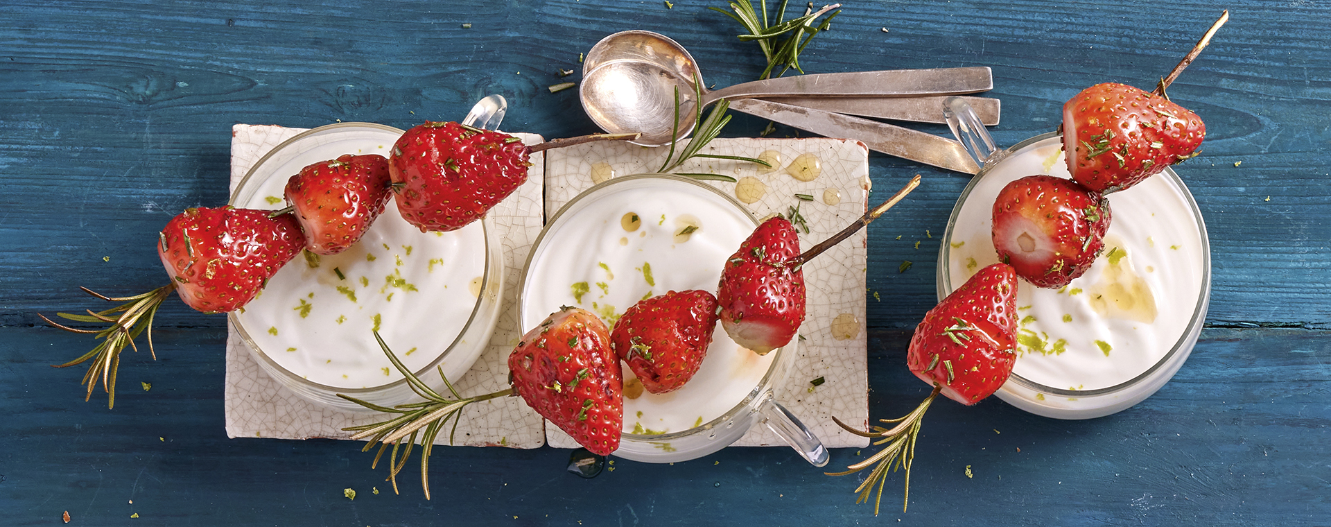 3 22 Erdbeer Rosmarin Spiesse Mit Kokosquark 1920x760px