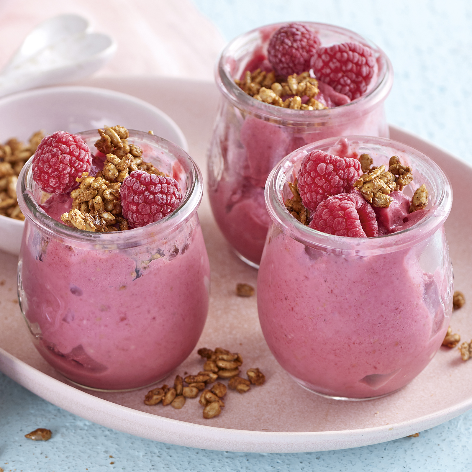 3 22 Himbeer Nicecream Mit Karamellisierten Sonnenblumenkernen 1600x1600px