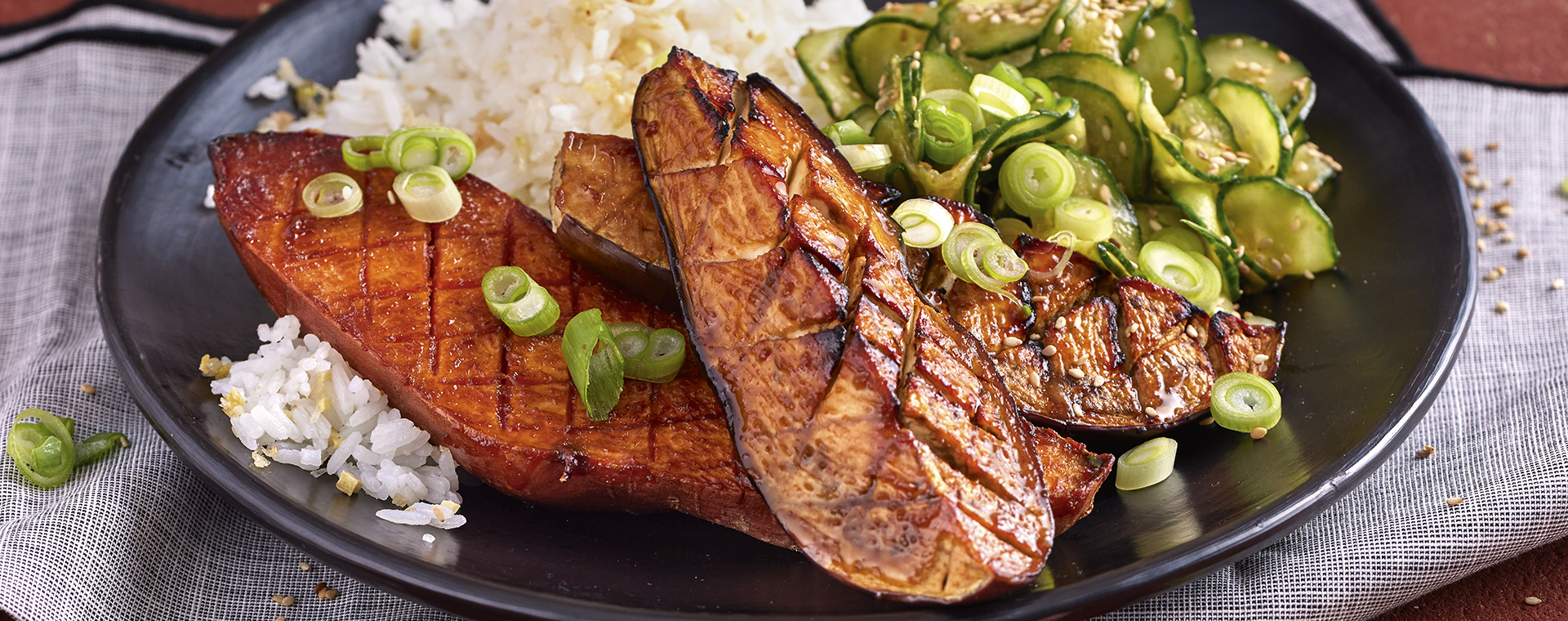 3 22 Miso Ofengemuese Mit Ingwer Limetten Reis Und Gurkensalat 1920x760px