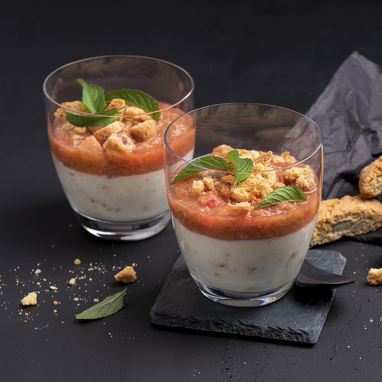 3 22 Rhabarberragout Auf Cantuccini Orangencreme 1600x1600px